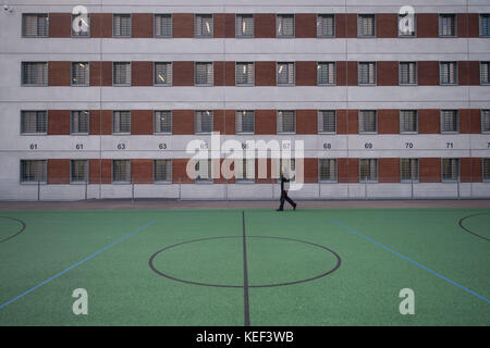 Stuttgart-Stammheim, Germany. 20th Oct, 2017. A judicial officer walking across a courtyard of a new prison building pictured during a tour after the official opening at the Justizvollzugsanstalt Stammheim prison in Stuttgart-Stammheim, Germany, 20 October 2017. Credit: Marijan Murat/dpa/Alamy Live News Stock Photo