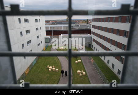 Stuttgart-Stammheim, Germany. 20th Oct, 2017. Visitors in a courtyard of a new prison building during a tour after the official opening at the Justizvollzugsanstalt Stammheim prison in Stuttgart-Stammheim, Germany, 20 October 2017. Credit: Marijan Murat/dpa/Alamy Live News Stock Photo