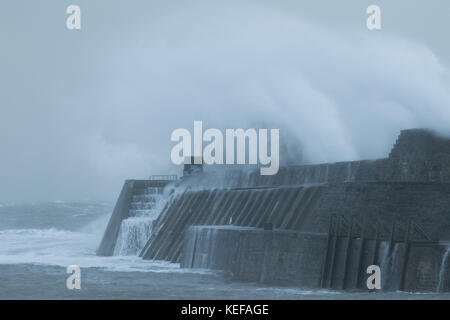 Porthcawl, South Wales, UK. 21st Oct, 2017. UK weather: High waves batter the seafront this morning, with the arrival of Storm Brian. Credit: Andrew Bartlett/Alamy Live News Stock Photo