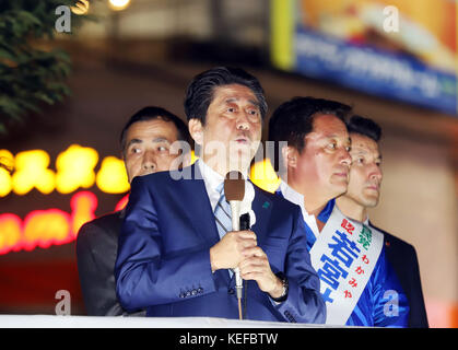 Tokyo, Japan. 20th Oct, 2017. Japanese Prime Minister and ruling LDP leader Shinzo Abe delivers a campaign speech for his party candidate Kenji Wakamiya in Tokyo on Friday, Octoebr 20, 2017. Japan's general election will be held on October 22. Credit: Yoshio Tsunoda/AFLO/Alamy Live News Stock Photo
