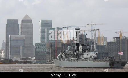 London, United Kingdom. 21st Oct, 2017. Type 23 frigate HMS Sutherland sailing up the River Thames on Trafalgar Day. The ship has moored near Canary Wharf in London. HMS Sutherland is this year marking the 20th anniversary of her commissioning and will be visited by the Queen on October 23rd. Credit: Rob Powell/Alamy Live News Stock Photo