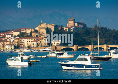 San Vicente de la Barquera, maritime town and holiday resort in Cantabria, Northern Spain Stock Photo