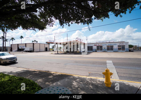 Abandoned automobile service center in Harlingen, Texas, USA. Stock Photo
