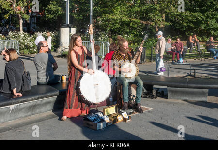 Coyote & Crow, a bluegrass duo singing and playing in Washington Square Park in Greenwich Village Stock Photo