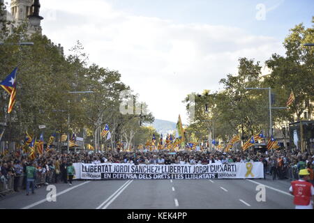 Barcelona, Spain. 21st Oct, 2017. Demonstration against the imprisonment of the Catalan leaders Jordi Sánchez and Jordi Cuixart in Barcelona. Thousands of people are demanding their release and the proclamation of the Republic of Catalonia.  Credit: Carles Desfilis / Alamy Live News Stock Photo