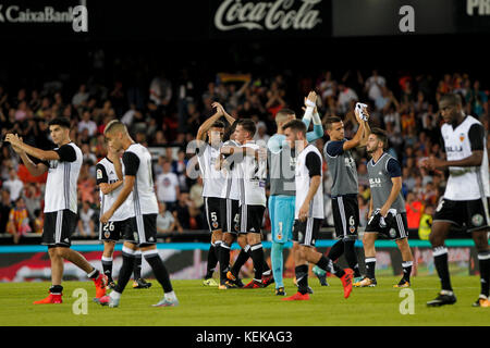 Valencia, Spain. 21st Oct, 2017. Valencia players after spanish La Liga match between Valencia CF vs Sevilla CF at Mestalla Stadium on October 21, 2017. Credit: Gtres Información más Comuniación on line, S.L./Alamy Live News Stock Photo