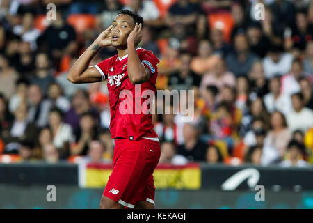 Valencia, Spain. 21st Oct, 2017. 20 Luis Muriel of Sevilla FC during spanish La Liga match between Valencia CF vs Sevilla CF at Mestalla Stadium on October 21, 2017. Credit: Gtres Información más Comuniación on line, S.L./Alamy Live News Stock Photo