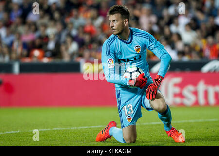 Valencia, Spain. 21st Oct, 2017. 13 Norberto Neto of Valencia CF during spanish La Liga match between Valencia CF vs Sevilla CF at Mestalla Stadium on October 21, 2017. Credit: Gtres Información más Comuniación on line, S.L./Alamy Live News Stock Photo