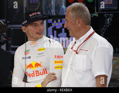Motorsports: FIA Formula One World Championship 2017, Grand Prix of United States,  #33 Max Verstappen (NLD, Red Bull Racing), Dr. Helmut Marko (AUT, Red Bull Racing), 21.10.2017. | usage worldwide Stock Photo
