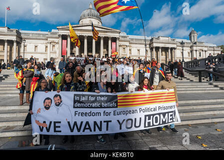 London, UK. October 21st 2017. Several hundred, many carrying Catalan flags with a blue triangle supporting independence marched through London to show their support for Catalonia. They demanded the immediate release of the political prisoners Jordi Cuixart and Jordi Sanchez, the of the repression and start of dialogue to accept the electoral mandate of the Catalan Referendum. They want the UK Government to condemn the violence towards civilians during the referendum vote in Catalonia and to support the democratic solution. Credit: ZUMA Press, Inc./Alamy Live News Stock Photo