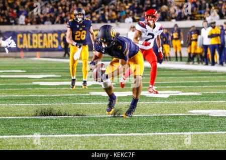 October 21, 2017 - Berkeley, California, U.S - Cal WR Kanawai Noa makes a fingertip catch in NCAA football action at UC Berkeley, California Memorial Stadium, featuring the Arizona Wildcats visiting the California Golden Bears. Arizona won the game 45-44 (Credit Image: © Seth Riskin via ZUMA Wire) Stock Photo