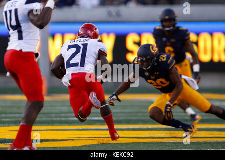 October 21, 2017 - Berkeley, California, U.S - Arizona RB J.J. Taylor in the open field in NCAA football action at UC Berkeley, California Memorial Stadium, featuring the Arizona Wildcats visiting the California Golden Bears. Arizona won the game 45-44 (Credit Image: © Seth Riskin via ZUMA Wire) Stock Photo