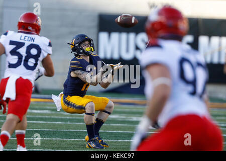 October 21, 2017 - Berkeley, California, U.S - Cal WR Vic Wharton III fields a punt  in NCAA football action at UC Berkeley, California Memorial Stadium, featuring the Arizona Wildcats visiting the California Golden Bears. Arizona won the game 45-44 (Credit Image: © Seth Riskin via ZUMA Wire) Stock Photo