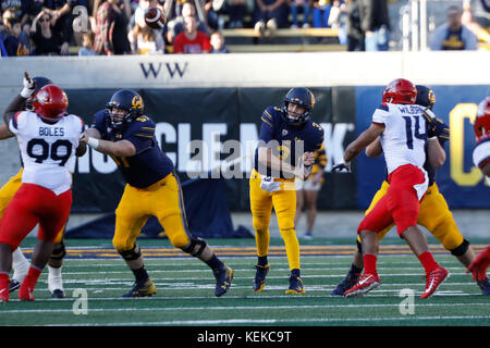 October 21, 2017 - Berkeley, California, U.S - Cal QB Ross Bowers fires a pass in NCAA football action at UC Berkeley, California Memorial Stadium, featuring the Arizona Wildcats visiting the California Golden Bears. Arizona won the game 45-44 (Credit Image: © Seth Riskin via ZUMA Wire) Stock Photo