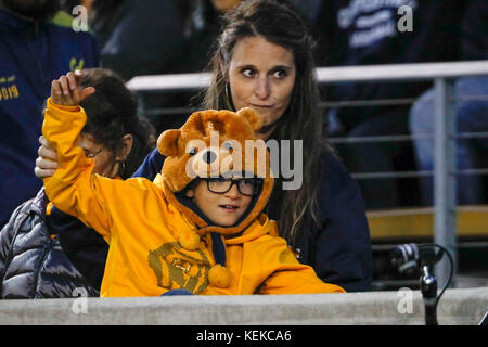 October 21, 2017 - Berkeley, California, U.S - A young Golden Bears fan taking in the game with mom during  NCAA football action at UC Berkeley, California Memorial Stadium, featuring the Arizona Wildcats visiting the California Golden Bears. Arizona won the game 45-44 (Credit Image: © Seth Riskin via ZUMA Wire) Stock Photo