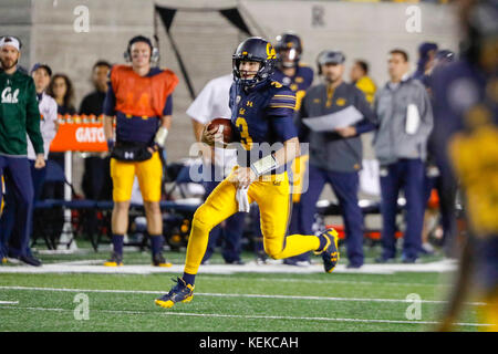 October 21, 2017 - Berkeley, California, U.S - Cal QB Ross Bowers runs during a scramble  in NCAA football action at UC Berkeley, California Memorial Stadium, featuring the Arizona Wildcats visiting the California Golden Bears. Arizona won the game 45-44 (Credit Image: © Seth Riskin via ZUMA Wire) Stock Photo