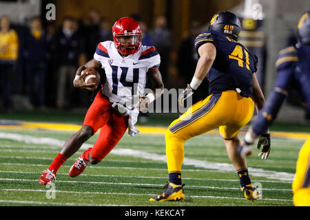 October 21, 2017 - Berkeley, California, U.S - Arizona  QB Khalil Tate runs through the Cal defense in NCAA football action at UC Berkeley, California Memorial Stadium, featuring the Arizona Wildcats visiting the California Golden Bears. Arizona won the game 45-44 (Credit Image: © Seth Riskin via ZUMA Wire) Stock Photo