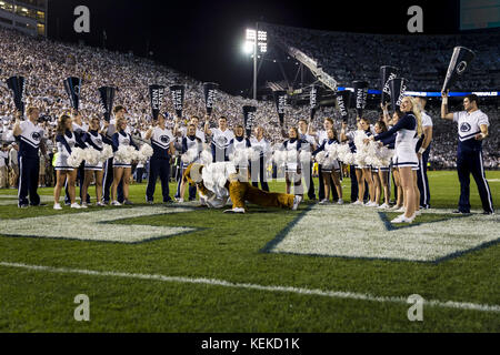 University Park, Pennsylvania, USA. 21st Oct, 2017. October 21, 2017: Penn State Nittany Lion and the cheer team perform during the NCAA football game between the Michigan Wolverines and the Penn State Nittany Lions at Beaver Stadium in University Park, Pennsylvania. Credit: Scott Taetsch/ZUMA Wire/Alamy Live News Stock Photo