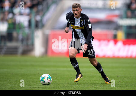 Moenchengladbach, Germany. 21st Oct, 2017. Gladbach's Mickael Cuisance in action during the German Bundesliga soccer match between Borussia Moenchengladbach and Bayer Leverkusen at the Borussia-Park arena in Moenchengladbach, Germany, 21 October 2017. Credit: Marius Becker/dpa/Alamy Live News Stock Photo