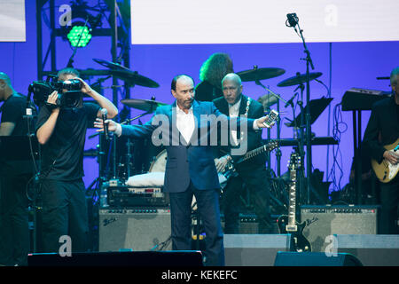 College Station, Texas USA Oct. 21, 2017: Country singer Lee Greenwood performs at the One America Appeal benefit concert and fundraiser for hurricane and storm relief. Presidents George H.W. Bush, George W. Bush, Bill Clinton and Barack Obama hosted the concert, held on the campus of Texas A&M University. Credit: Bob Daemmrich/Alamy Live News Stock Photo