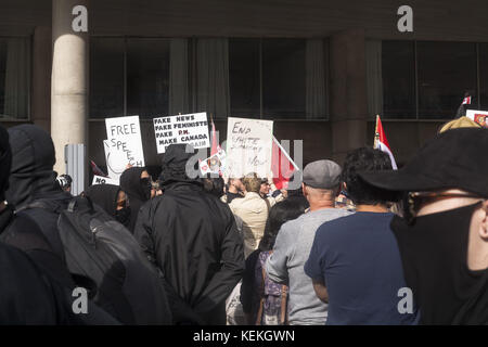 Toronto, Ontario, Canada. 22nd Oct, 2017. small number of demonstrator protest agains the goverment of prime minister Justin Trudeau and was conter protested by a larger group at front of city hall in Toronto, violence break-up when police had to separate more feverous discussions between the 2 groups. Credit: Joao De Franco/ZUMA Wire/Alamy Live News Stock Photo