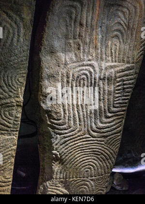 GAVRINIS CAIRN CAVE INTERIOR CARVINGS CLOSE-UP Brittany France, prehistoric cairn, dolmen, dry stone grave, with renowned symbolic and mysterious Stone Age carvings. One of the most outstanding examples of earliest architecture in the Western World. Cairn de Gavrinis Sagemor Cale de Penn-Lannic, Larmor Baden Brittany France (Megalithes du Morbihan) Stock Photo