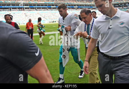 Miami Gardens, FL, USA. 22nd Oct, 2017. Miami Dolphins quarterback Jay Cutler (6) leaves the field in the third quarter against the Jets. Miami Dolphins vs. New York Jets. Hard Rock Stadium, Miami Gardens, FL. 10/22/17. Staff Photographer Jim Rassol Credit: Sun-Sentinel/ZUMA Wire/Alamy Live News Stock Photo