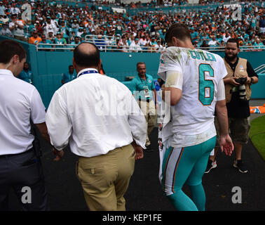 Miami Gardens, FL, USA. 22nd Oct, 2017. Miami Dolphins quarterback Jay Cutler (6) leaves the field in the third quarter against the Jets. Miami Dolphins vs. New York Jets. Hard Rock Stadium, Miami Gardens, FL. 10/22/17. Staff Photographer Jim Rassol Credit: Sun-Sentinel/ZUMA Wire/Alamy Live News Stock Photo