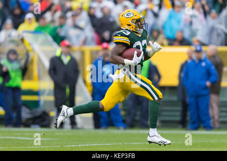 Green Bay, WI, USA. 22nd Oct, 2017. Green Bay Packers running back Aaron Jones #33 runs 46 yards for a touchdown in the first quarter of the NFL Football game between the New Orleans Saints and the Green Bay Packers at Lambeau Field in Green Bay, WI. New Orleans defeated Green Bay 26-17. John Fisher/CSM/Alamy Live News Stock Photo