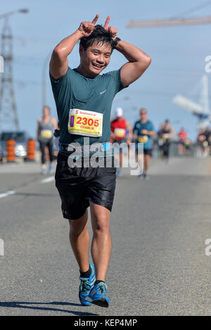 Toronto, Canada. 22nd October 2017. Runners are taking part in the Scotiabank Toronto Waterfront Marathon competition Credit: Anatoliy Cherkasov/Alamy Live News Stock Photo