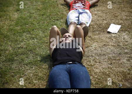 Lalitpur, Nepal. 23rd Oct, 2017. Nepalese women perform sit-ups during a training exercise for the selection of temporary cops for the upcoming provincial and parliamentary elections in Lalitpur, Nepal on Monday, October 23, 2017. The government of Nepal is recruiting 98, 168 temporary police for the upcoming elections. Credit: Skanda Gautam/ZUMA Wire/Alamy Live News Stock Photo