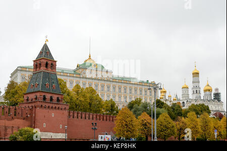 Moscow, Russia. 14th Oct, 2017. Grand Kremlin Palace (L) can be seen behind the towers and walls of the Kremlin, taken along the river Moskva in Moscow, Russia, 14 October 2017. The Palace complex was originally the main residence of the Tsar. Today the Kremlin is part of the government buildings used by the Russian president. Credit: Jens Kalaene/dpa-Zentralbild/ZB/dpa/Alamy Live News Stock Photo