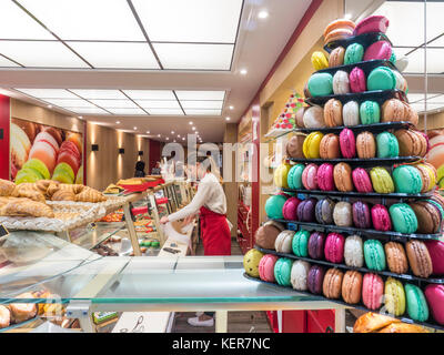 MACAROONS PATISSERIE Philomene Macaronerie cake shop with colourful display of macarons (macaroons) Quimper Old Quarter Rue Kereon Brittany France Stock Photo