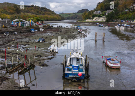 Low tide on the East Looe river which runs through Looe, a small coastal town and busy fishing port in south-east Cornwall. Stock Photo