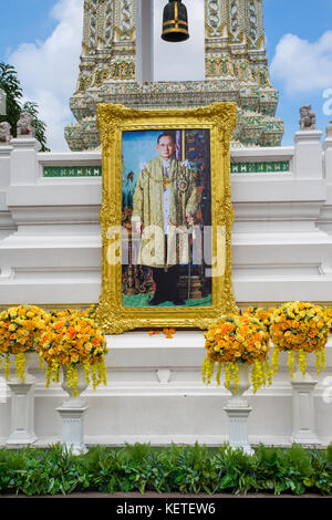 Shrine in Wat Pho to the late Thai King Rama IX Bhumibol Adulyadej (1927-2016) prior to his cremation in October 2017, Bangkok, Thailand Stock Photo