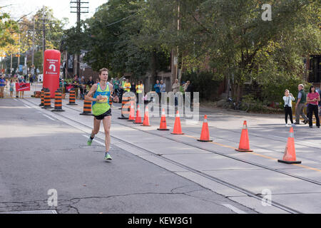 Toronto, Canada. 22nd Oct, 2017. Marathon runner Josh passing the 33km turnaround point at the 2017 Scotiabank Toronto Waterfront Marathon. Credit: YL Images/Alamy Live News Stock Photo