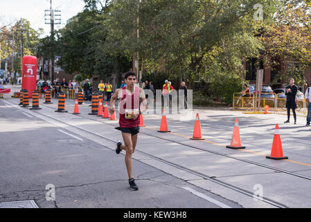 Toronto, Canada. 22nd Oct, 2017. USA marathon runner Alexander Arsian passing the 33km turnaround point at the 2017 Scotiabank Toronto Waterfront Marathon. He achieves the twenty-eighth place in the race. Credit: YL Images/Alamy Live News Stock Photo