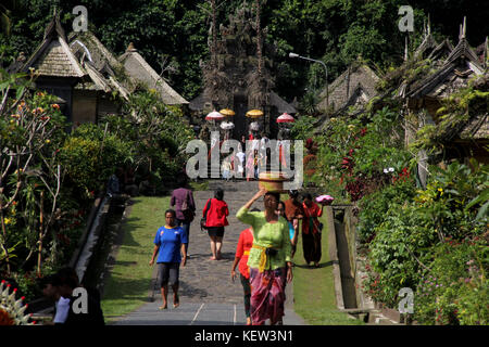 Bali, Indonesia. 23rd Oct, 2017. Hindu community activities in traditional village Penglipuran, Bangli Residence, Bali Island, Indonesia on Monday, October 23, 2017. In early November the Balinese Hindus will celebrate Galungan Day, the anniversary of the creation of the universe according to the calendar of the people of Bali. Credit: Arief setiadi/Alamy Live News Stock Photo