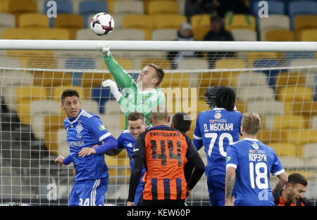 Soccer Football. 22nd Oct, 2017. Ukrainian Premier League Matchday 13 game - Dynamo Kyiv vs Shakhtar Donetsk - NSC Olimpiyskyi, Kiev, Ukraine - October 22, 2017. Dynamo Kievs goalkeeper Maxim Koval in action during a match. Credit: Anatolii Stepanov/ZUMA Wire/Alamy Live News Stock Photo