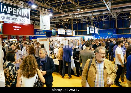 Madrid, Spain. 23rd Oct, 2017. Annual show of the best Spanish wines organized by the Penin Guide, Guía Peñín. The event, which will take place on 23 and 24 October at Pavilion 2 of IFEMA, Madrid. The wineries exhibit their best wines valued by the Guide. Only wines valued from 90 to 99 points are shown. A great opportunity to test the most outstanding of the Spanish oenological sector. Photo: M.Ramirez/Alamy Live News Stock Photo