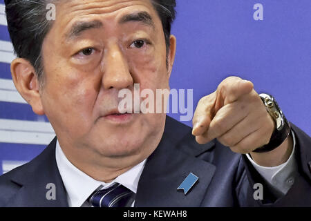 Tokyo, Japan. 23rd Oct, 2017. Japan's Prime Minister and ruling Liberal Democratic Party (LDP) president Shinzo Abe speaks during the press conference at his LDP headquarters in Tokyo, Japan on October 23, 2017. | Verwendung weltweit Credit: dpa/Alamy Live News Stock Photo