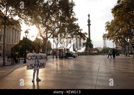 Barcelona, Spain, 12th October 2017. A young girl holds a sign saying 'Catalonia is Spain' on Spain's National Day. Joe O'Brien/Alamy Live News Stock Photo