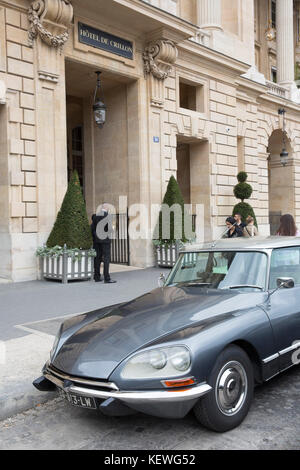 Restaurant l'Ecrin at Hotel de Crillon. Cook: Christopher Hache. A DS Citroen parked in front of the hotel. Stock Photo