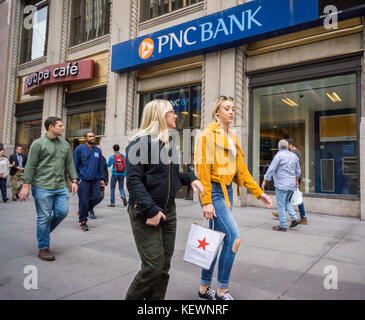 A branch of PNC Financial in New York on Friday, October 13, 2017. PNC announced third-quarter earnings that beat analysts' expectations. (© Richard B. Levine) Stock Photo