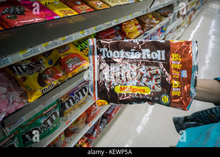 A shopper chooses a bag of Tootsie Roll candy in a store in New York on Friday, October 20, 2017. Spruce Point Capital Management is reported to be predicting that Tootsie Roll Industries' stock could fall 50 percent citing regulations on candy and other sugar laden products and consumers' migration away from sugary snacks. (© Richard B. Levine) Stock Photo