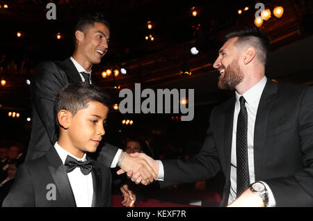 cristiano ronaldo and messi shaking hands