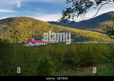 RiverWalk Resort at Loon Mountain in Lincoln, New Hampshire during the autumn months. Stock Photo