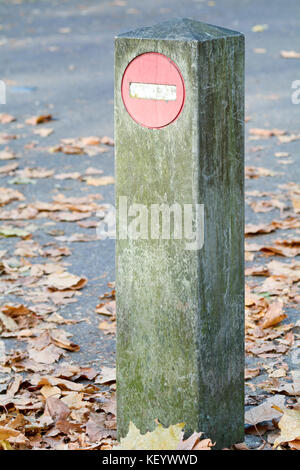 No entry sign painted on wooden post to stop drivers advancing up driveway Stock Photo