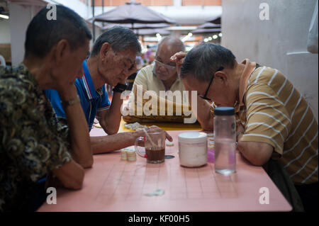 20.10.2017, Singapore, Republic of Singapore, Asia - Elderly men play Chinese chess, also known as Xiangqi in Singapore's Chinatown district. Stock Photo