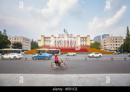 Chengdu, China - September 29, 2017: Street in front of the Sichuan Science and Technology Museum and statue of Chairman Mao Zedong. Stock Photo